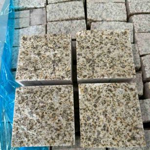 朔州 黄金麻花岗岩自然面小方块，弹石，马蹄石等