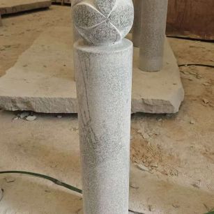 朔州 芝麻白花岗岩石材挡车石柱、停车柱、圆柱挡车柱、方柱挡车柱等