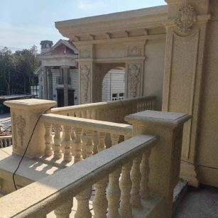 朔州 黄金麻别墅外墙干挂雕花配合阳台栏杆花瓶柱