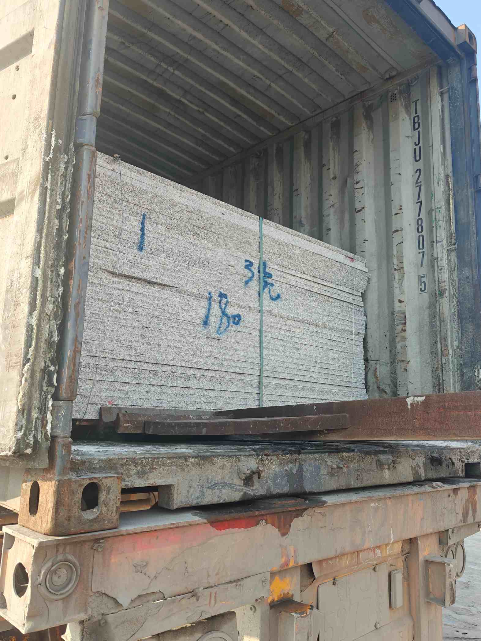 朔州 芝麻白花岗岩石材3.0公分光面毛板装柜出货