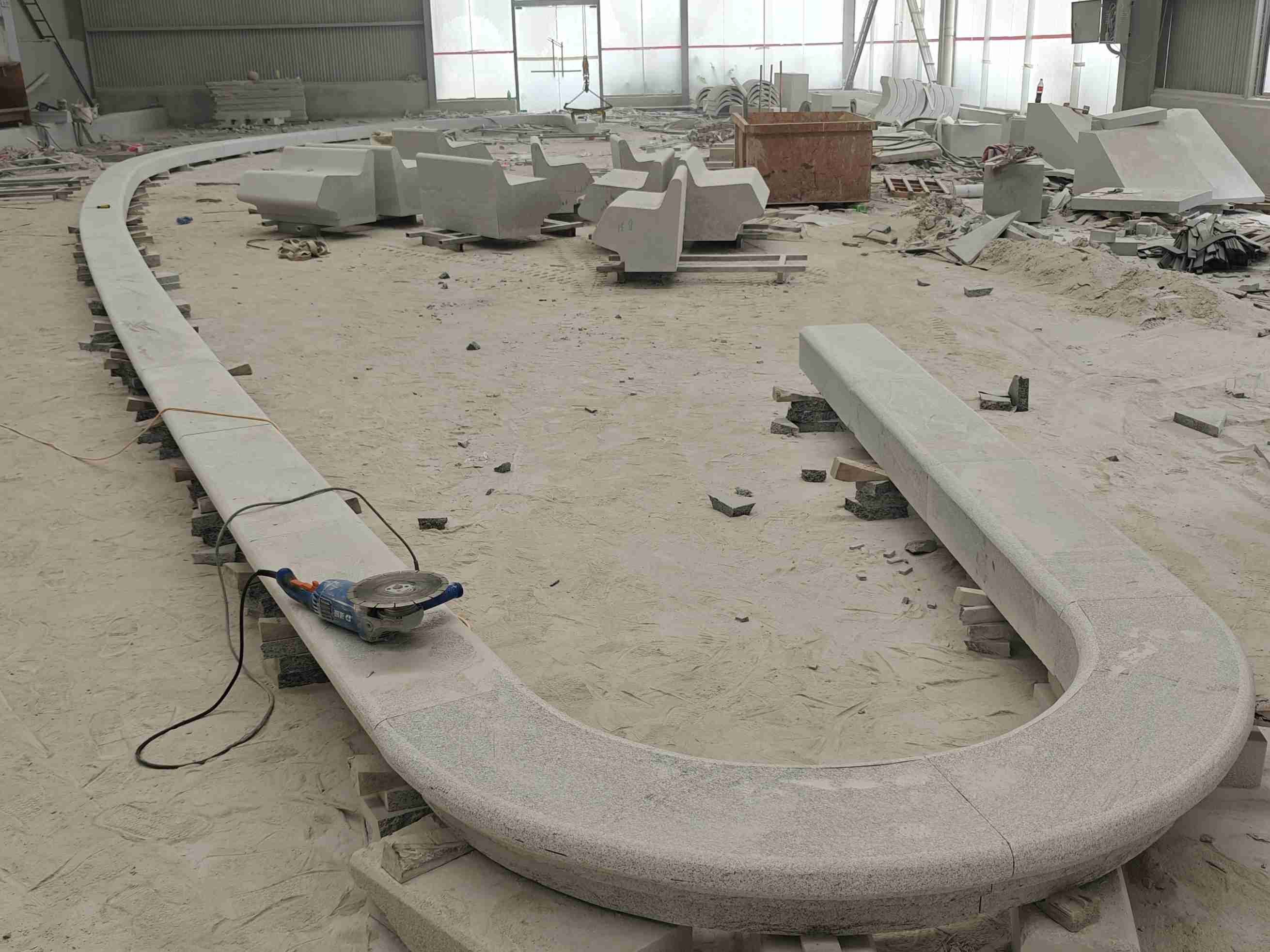 朔州 芝麻白花岗岩弧形花坛石，坐凳石