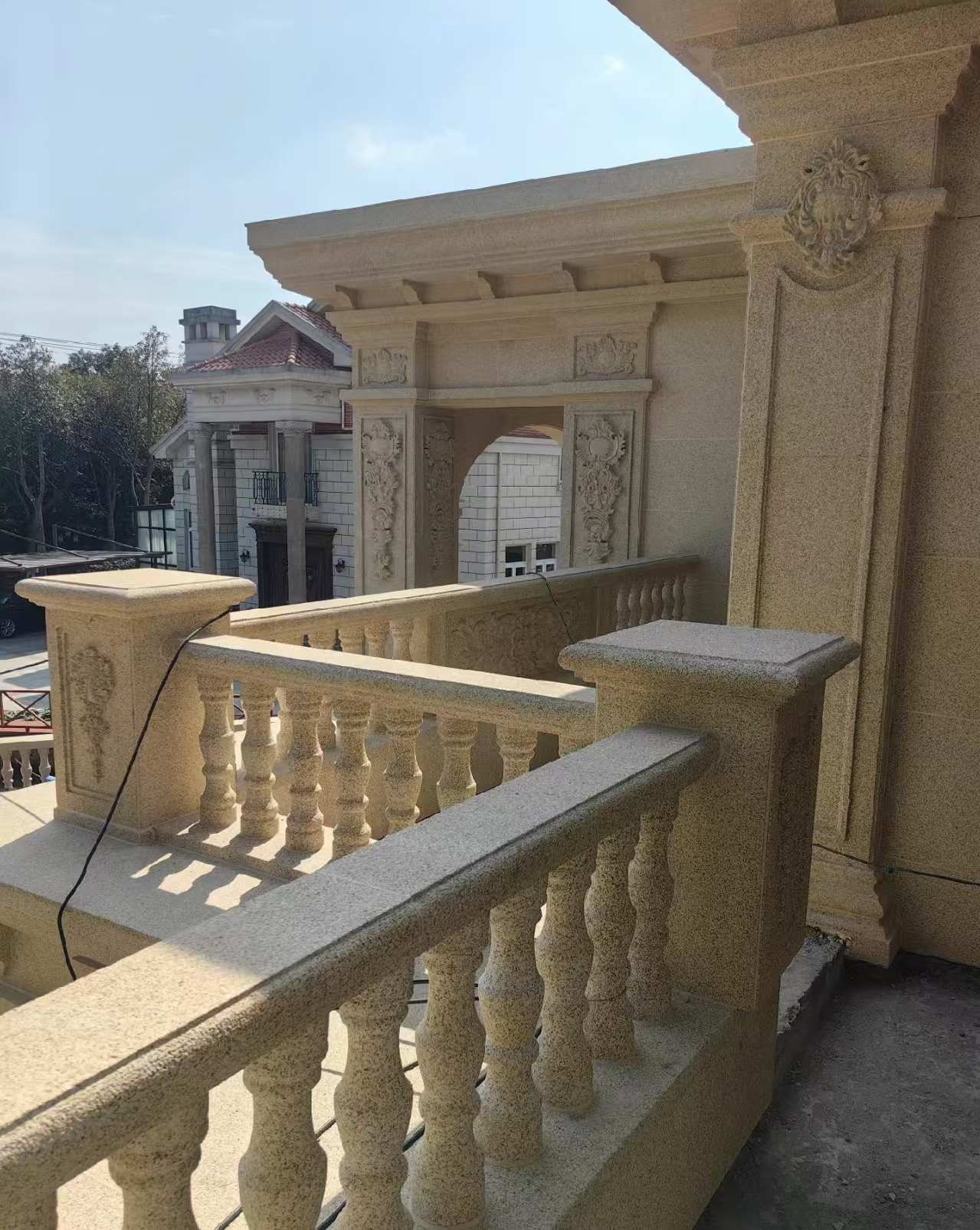 朔州 黄金麻别墅外墙干挂雕花配合阳台栏杆花瓶柱