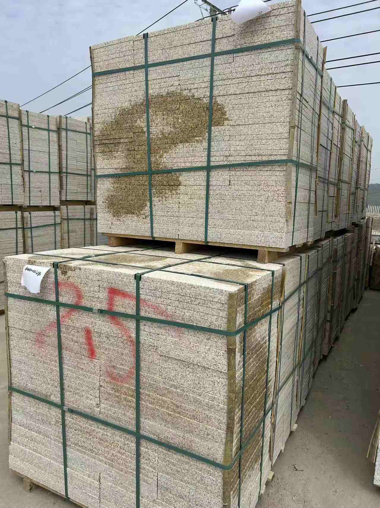 朔州 黄金麻花岗岩石材荔枝面地铺石2.5*300*600