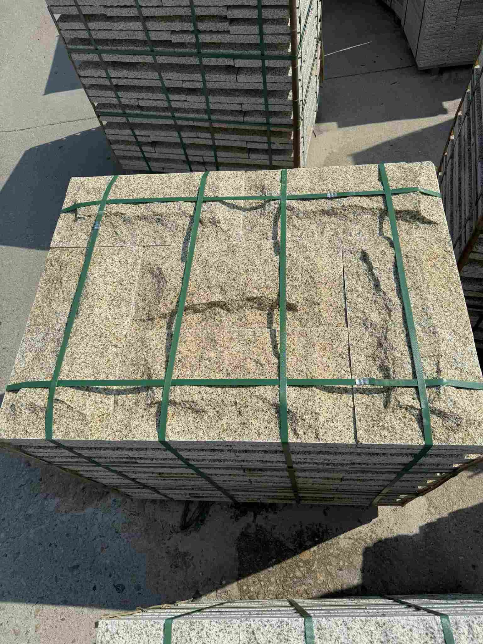 朔州 黄金麻花岗岩石材自然面蘑菇石成品