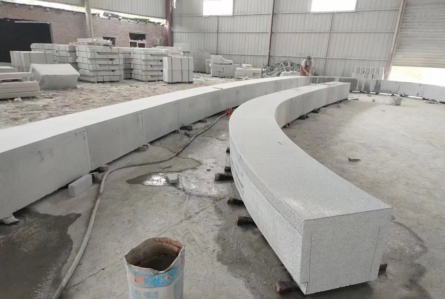 朔州芝麻白花岗岩石板材 园林光面弧形坐凳