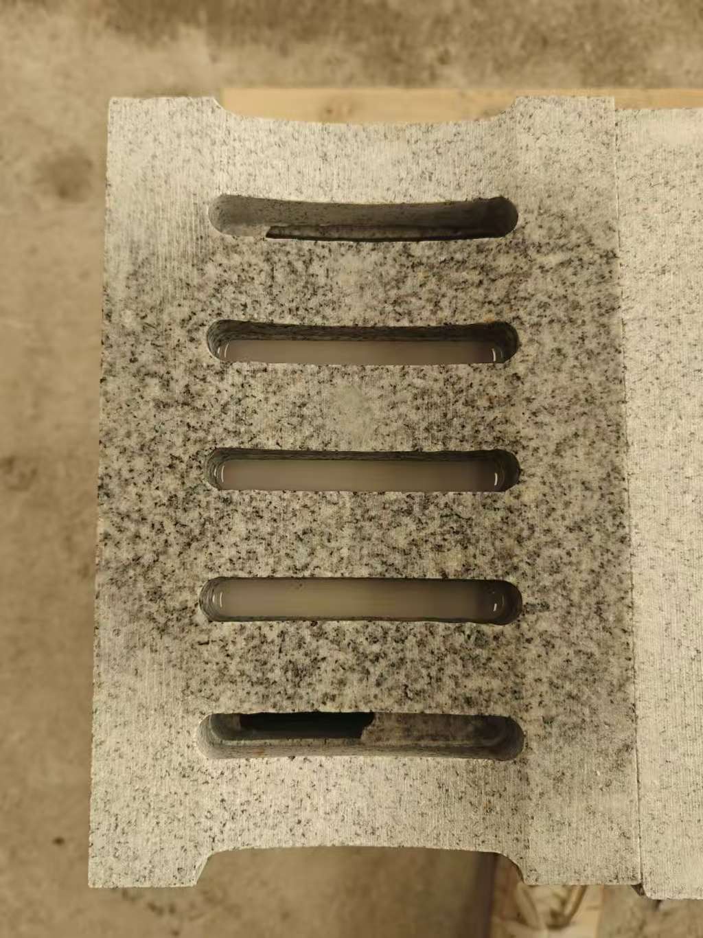 朔州 芝麻白拉丝面花岗岩U型开槽排水槽