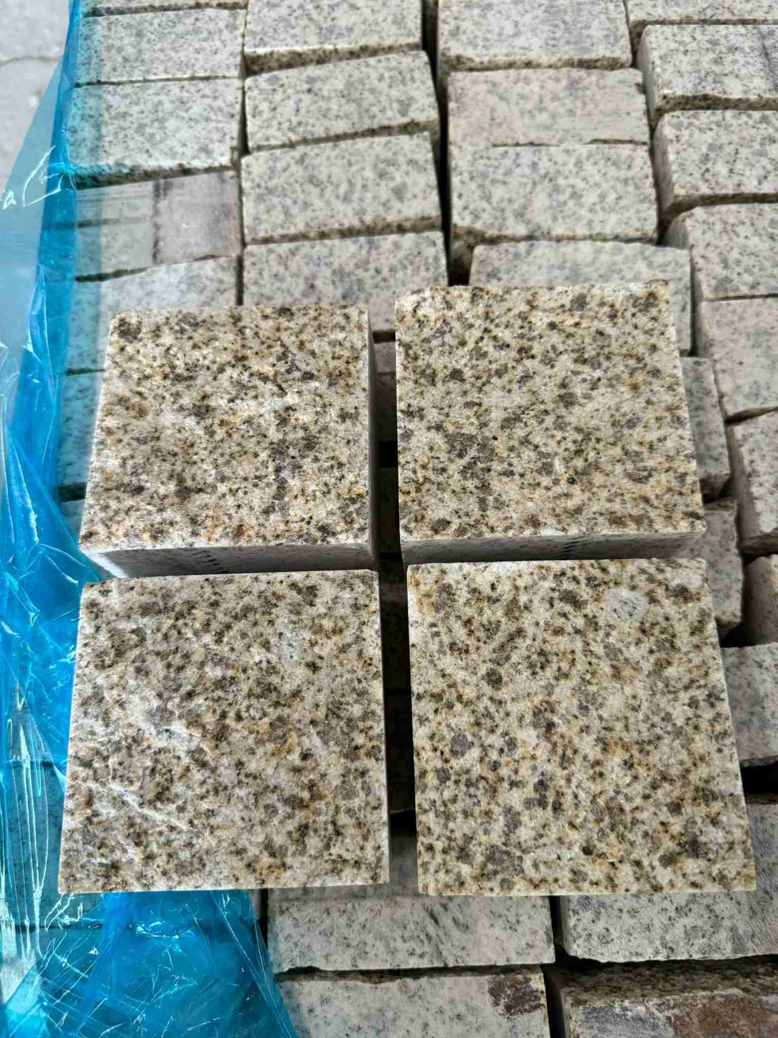 朔州 黄金麻花岗岩自然面小方块，弹石，马蹄石等