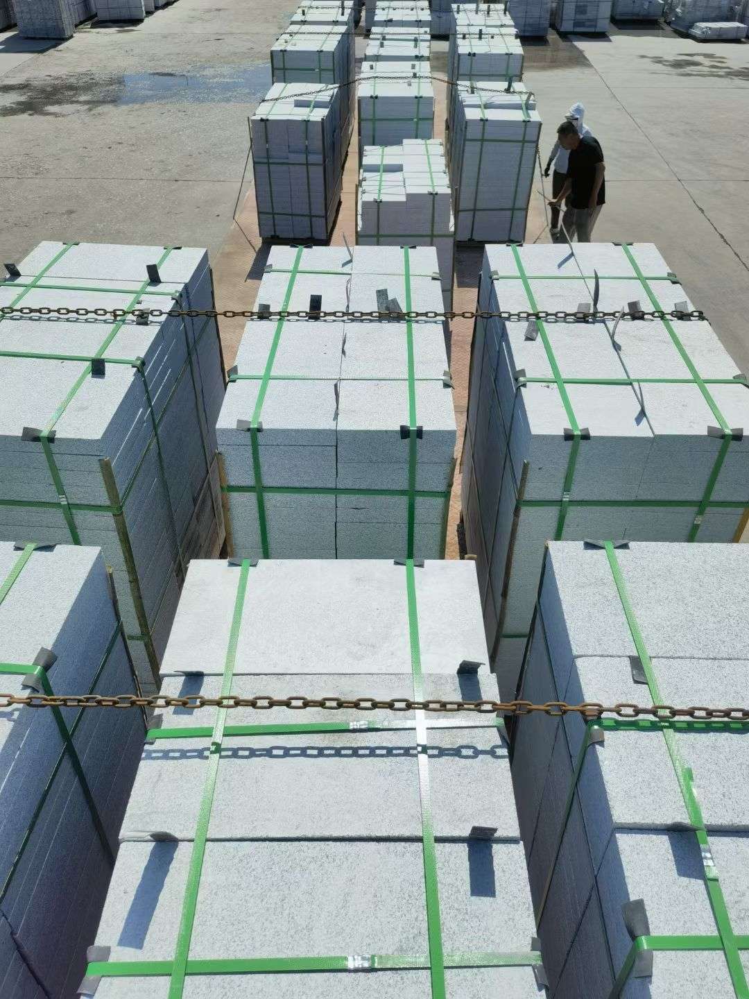 朔州 芝麻白花岗岩5公分地铺石 花岗岩厂家工厂装车日常