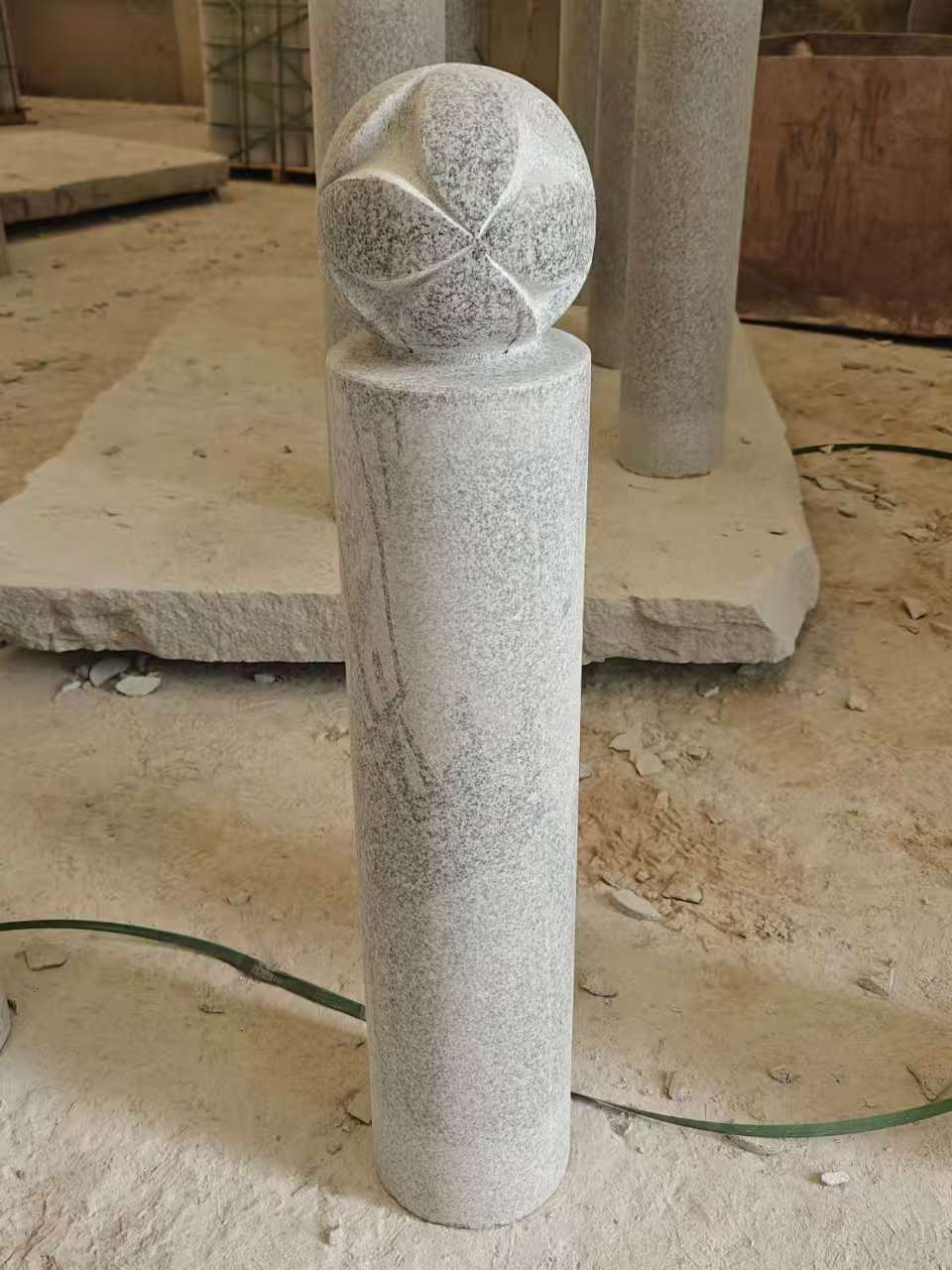 朔州 芝麻白花岗岩石材挡车石柱、停车柱、圆柱挡车柱、方柱挡车柱等