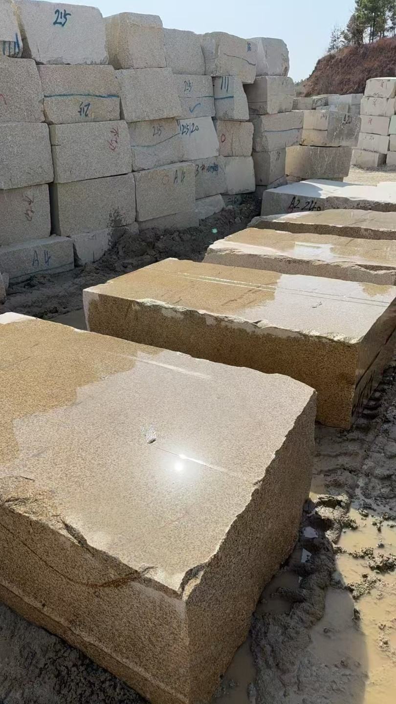 朔州 黄金麻方料堆场洗料分选中，原材料充足