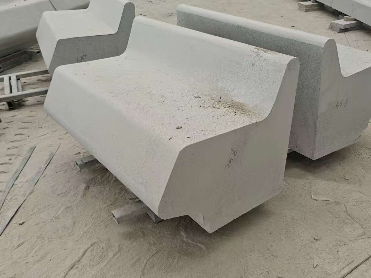 朔州 芝麻白花岗岩异形坐凳，石凳