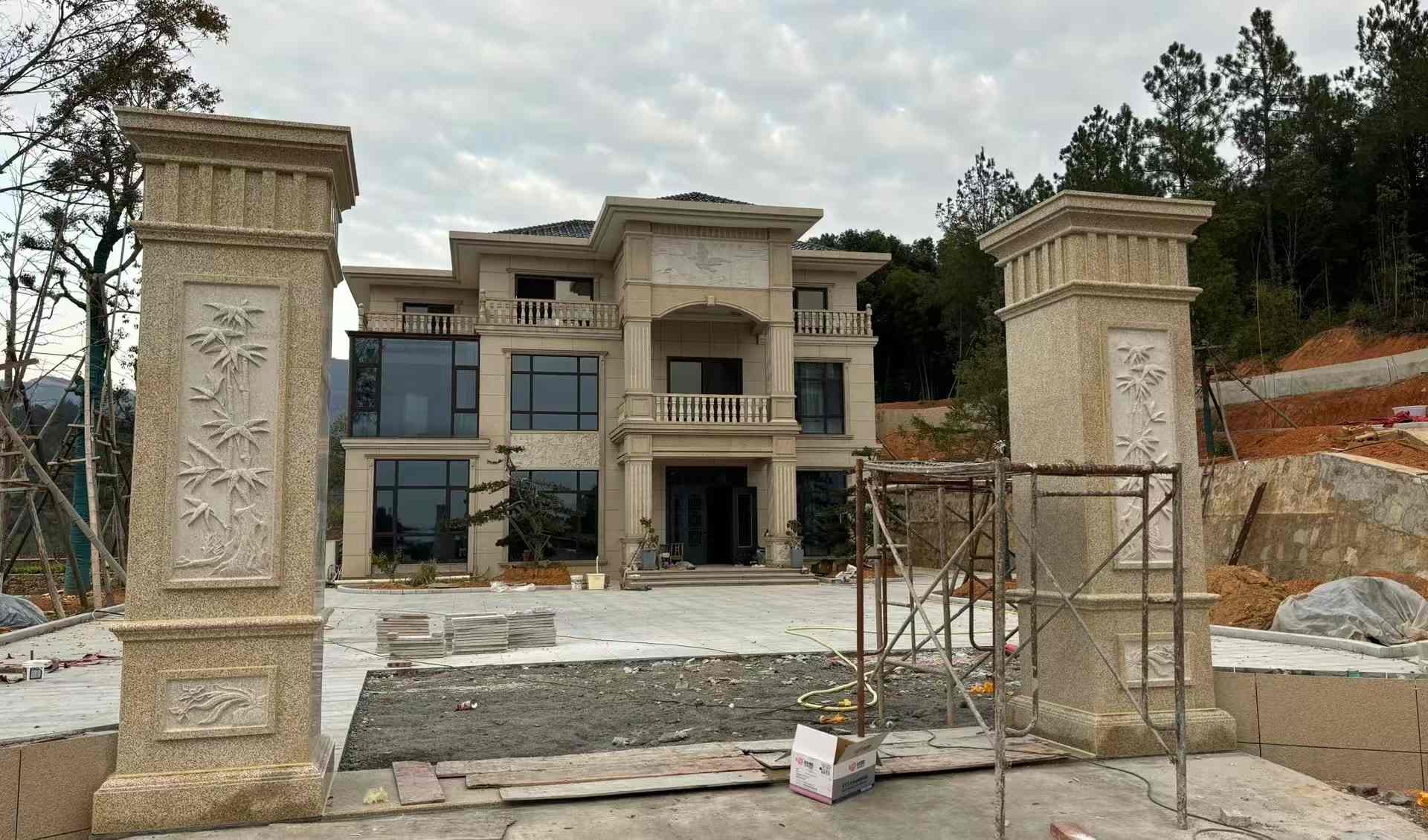 朔州 黄金麻花岗岩别墅雕花外墙干挂配上门口雕花罗马柱